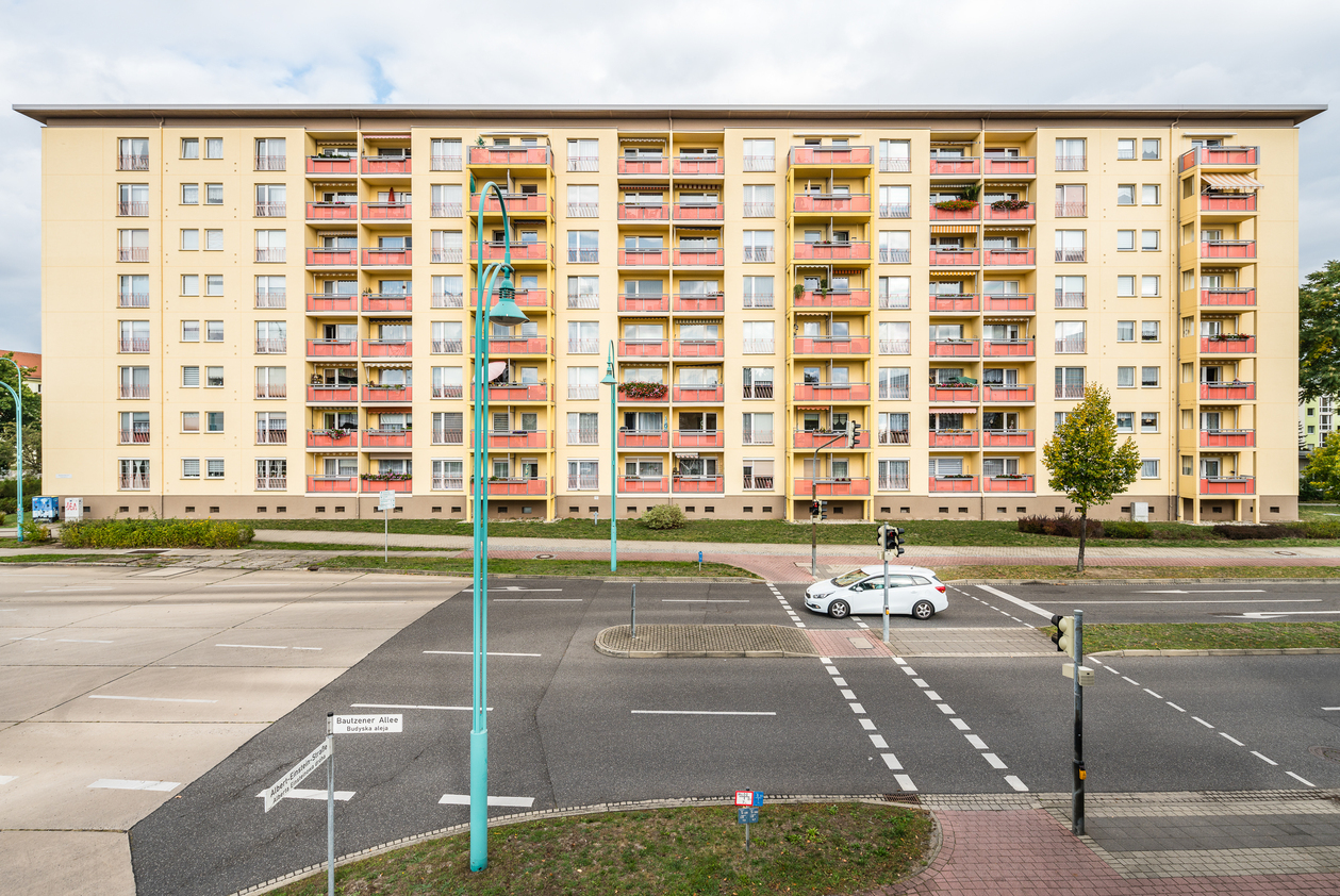 ein Hochhaus in Hoyerswerda. Dieses Haus wurde in der Zeit der DDR in Plattenbauweise errichtet.