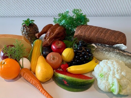 Diese realistischen Kunststoff-Lebensmittel fördern den Umgang mit Nahrungsmitteln und sind vielseitig einsetzbar.
