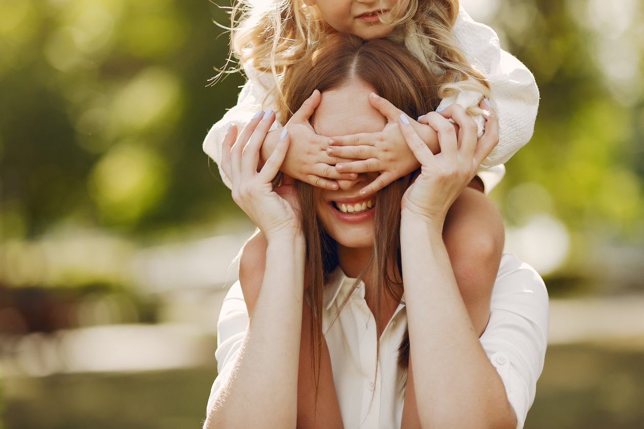 Mutter mit Tochter auf den Schultern