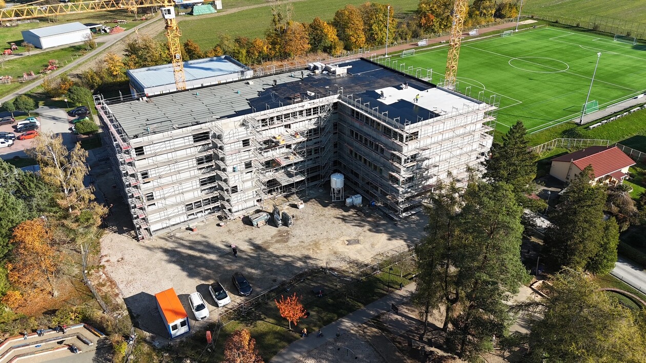 Baustelle mit Rohbau eines Funktionsgebäudes aus der Vogelperspektive